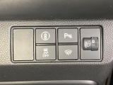 ハンドルの右側にはヘットライトリベライザーとHondaセンシング用のメインスイッチがついています。ヘッドライトリベライザーは道路状況や積荷の加重に応じてライトの高さを調節できます。