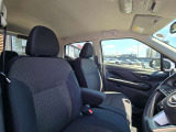 運転席と助手席はウォークスルーで移動できます。