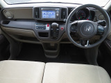 シンプルながら、機能性溢れるインパネ廻りです、視界性も良く運転しやすいです。各操作スイッチ類なども使いやすい位置に配置されています。