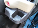 運転席右側の手の届きやすい位置にドリンクホルダーがあります。