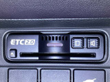 【ETC車載器】カードを挿すだけで準備完了。支払い待ちの渋滞を横目に、スマートに目的地へ向かえます。今の時代のドライブには欠かせない相棒です。利用には、車両情報を登録する別途セットアップが必要です。
