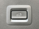 【パワーバックドア】スマートキーや運転席のボタンを押すだけでリアゲートが自動で開閉します!荷物を持っている時や、高い位置にあるバックドアを閉める際に便利な機能です♪