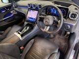メルセデスのシートは、少し硬めに出来ておりますので、長時間の運転でも疲れにくく、安全にドライビングをお楽しみ頂けます