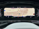 【Digital Cockpit Pro】ナビゲーションのマップを中央により大きくワイドに映し出すこともでき、少ない視線移動でナビ画面を確認できます。