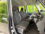 運転席まわりには十分なスペースがあり、大柄な方でもゆったり運転していただける環境です。