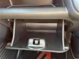 【グローブボックス】大容量のグローブボックスです!!車検証ケース他、日頃使う小物類の収納スペースもたくさんあります!