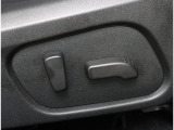運転席と助手席は電動パワーシートが装備され、ドライバーの体系に合わせて細かいシートポジション設定が可能です!