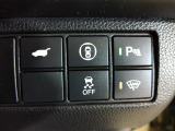 パーキングセンサーや横滑りを防ぐVSA等のスイッチ類は運転席の右側、手の届きやすい位置にあります。
