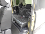 ベンチシート採用で、中は広々とリラックスできます。運転席と助手席の移動もラクラク。