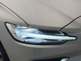 【LEDヘッドライト】明るく眩しいハイビームを先行車や対向車に照射しないオートハイビームを備えたLEDヘッドライト。北欧神話に登場するトールハンマーをモチーフにした、一目でボルボとわかるデザイン。