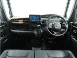 ◆視界広々で非常に運転しやすくロングドライブでも疲れを感じさせないすっきりとまとまったインパネ周りです。