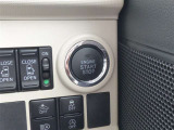 プッシュスタートスイッチを押すだけでエンジンを始動させることができます。