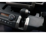 インパネシフトだから視線の移動も少なく足元もスッキリ♪運転席もゆったりしているのでゆとりを持ってドライブできますね!