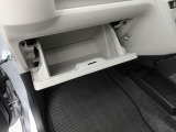 グローブボックスは手前に引くタイプ。収納がシンプルだから、整頓すると使いやすさが一気に上がります。