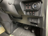 運転席周辺にある各種スイッチ画像です。電動スライドドアの開閉操作やエンジンスタートボタン、装備されています(^^)