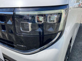 【LEDヘッドライト】悪天候や夜間走行時も良好な視界を確保し安心して運転できる高輝度LEDヘッドライトを装備!