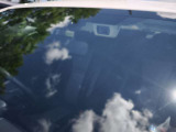 スバルが誇るEyeSightとはステレオカメラなどで前方の車両や歩行者、車線を認識し、被害軽減ブレーキや追従クルーズ、車線維持などで事故被害の軽減と運転負荷の低減を図る運転支援システムです。