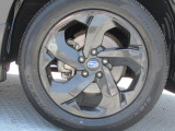スバル純正18インチアルミホイール。タイヤサイズは225/55R18。納車時に弊社指定の新品タイヤ4本を交換いたします。