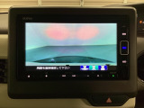 ギヤをR(バック)に入れるとナビの画面に後ろの映像が映るリアカメラ付です。後退時、コンディションが悪い視界でもカラーバックモニターがドライバーをサポートします。