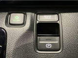 電子制御パーキングブレーキ、ブレーキホールド搭載!パーキングブレーキは手動で解除スムーズな発進が可能。ブレーキホールドは停車中に、ブレーキペダルを踏み続けなくても、自動的にブレーキを保持する機能です。