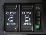 両側パワースライドドア付きだから、狭い駐車スペース等での乗り降り楽々!小さなお子様のいるご家庭には嬉しい装備。