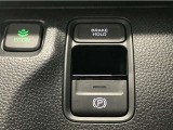 電子制御パーキングブレーキ、ブレーキホールド搭載!パーキングブレーキは手動で解除スムーズな発進が可能。ブレーキホールドは停車中に、ブレーキペダルを踏み続けなくても、自動的にブレーキを保持する機能です。