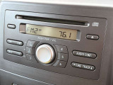 純正CDオーディオ装備!ラジオ(AM/FM)・CD再生に対応しており、シンプルで使いやすい操作性です。初めてのお車にもおすすめです。