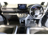 ドライバーを包み込むように、ディスプレーやスイッチ、コンソールを配置。座った瞬間から運転への期待が!空間そのものの心地よさにこだわっています。