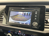 リバースギアに入れるだけで後方の表示へ切り替わります。夜間や雨の日の駐車も楽になりますよ。