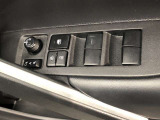 パワーウィンドのスイッチです。運転席に座りながら、助手席や後席の窓を開け閉めできるので大変便利ですよ。