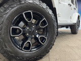 ●純正18インチアルミホイール:輸入車ならではの卓越した走りを支えるホイールと足回りです!日本車の走りに慣れている方にもぜひ体感して頂きたいほど、高いレベルでまとまっています!