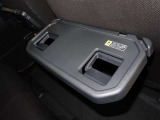 前席の背面にミニテーブル兼ドリンクホルダーが付いて、とても便利ですよ!!使わない時は、収納できるので邪魔にならないですよ(^^♪
