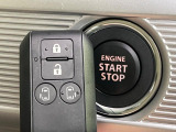 【キーレススタートシステム】カバンやポケットに入れたままでもドアの施錠・解錠が可能なスマートキーを装備。エンジンのオン・オフ時もカギを取り出す必要が無いからとっても便利です♪