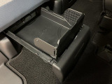 後部座席下には床に直接置きたくない荷物などを置けるおきらくボックスを装備!使用しない時は収納できます。