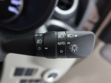 車外の明るさに応じて、自動的にライトの点灯・消灯をしてくれます