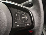 【アダプティブクルーズコントロール】ステアリングのスイッチを操作するとミリ波レーダーで先行車との距離を測定。設定を適切に保ちながら加速・減速、さらに停止まで自動に追従します。