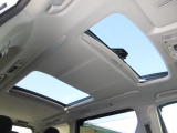 サンルーフ付きです。昼は気持ちよい風を取り入れたり、シェードを開けておくことにより車内が明るくなります。夜はシートを倒せば流れ星が流れたり星がたくさん見えるかも・・わくわくする装備ですね!