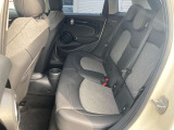 大人が乗車しても窮屈さを感じないほど、足元も広々としております。