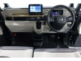 ドライバーを包み込むように、ディスプレーやスイッチ、コンソールを配置。座った瞬間から運転への期待が!空間そのものの心地よさにこだわっています。