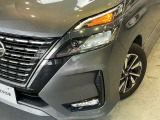 前方や対向車部分だけ切り分けてハイビームになるアダプティブLEDヘッドライトです。
