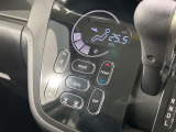 【オートエアコン】一度お好みの温度に設定すれば、車内の温度を検知し風量や温度を自動で調整。暑い&hellip;寒い&hellip;と何度もスイッチ操作をする必要はありません。快適な車内空間には必須の機能ですね♪