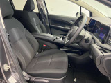 ゆったりと座れる運転席シートですのでストレスなく運転が出来ますよ!