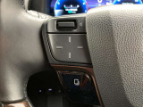 運転中、オーディオの操作をしてて、ハッとしたことはありませんか?ステアリングスイッチは、運転中でもハンドルでオーディオの操作が可能です。安全なドライブをサポートします。