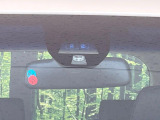 【シティブレーキアクティブシステム】低速走行中に前方の車両等を認識し、衝突しそうな時は警報とブレーキで衝突回避と被害軽減をアシスト。より安全にドライブをお楽しみいただけます。