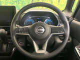 インテリアに合わせたデザインのステアリングは、運転される方のことも考え、運転しやすい形状、大きさです。是非一度、実際に触ってお確かめください。