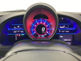 ハイブリット車専用のメーターです。中央のスピードメーターより左右のサブデスプレイで燃費や動力伝達などの情報が見れるようになっています。
