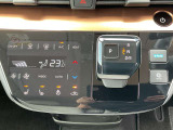 オートエアコン。ハンドルヒーター、運転席、助手席を温めるシートヒーターのスイッチです。