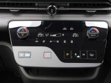 オートエアコンですので、車内を快適な空間に出来ます♪   操作はタッチパネル式ですので爪の長い方でも安心して操作して頂けます!