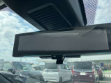 スマートルームミラー◆積載物などで、さえぎられがちなルームミラーの後方視界。車内状況に関わらず車両後方にあるカメラの映像をルームミラーに映し出します!もちろん夜や悪天降雨でもクリアな後方視界を確保!