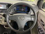 インテリアに合わせたデザインのステアリングは、運転される方のことも考え、運転しやすい形状、大きさです。是非一度、実際に触ってお確かめください。